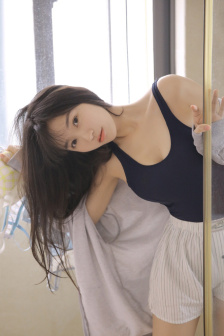 周冬雨扒开内裤让男人揉